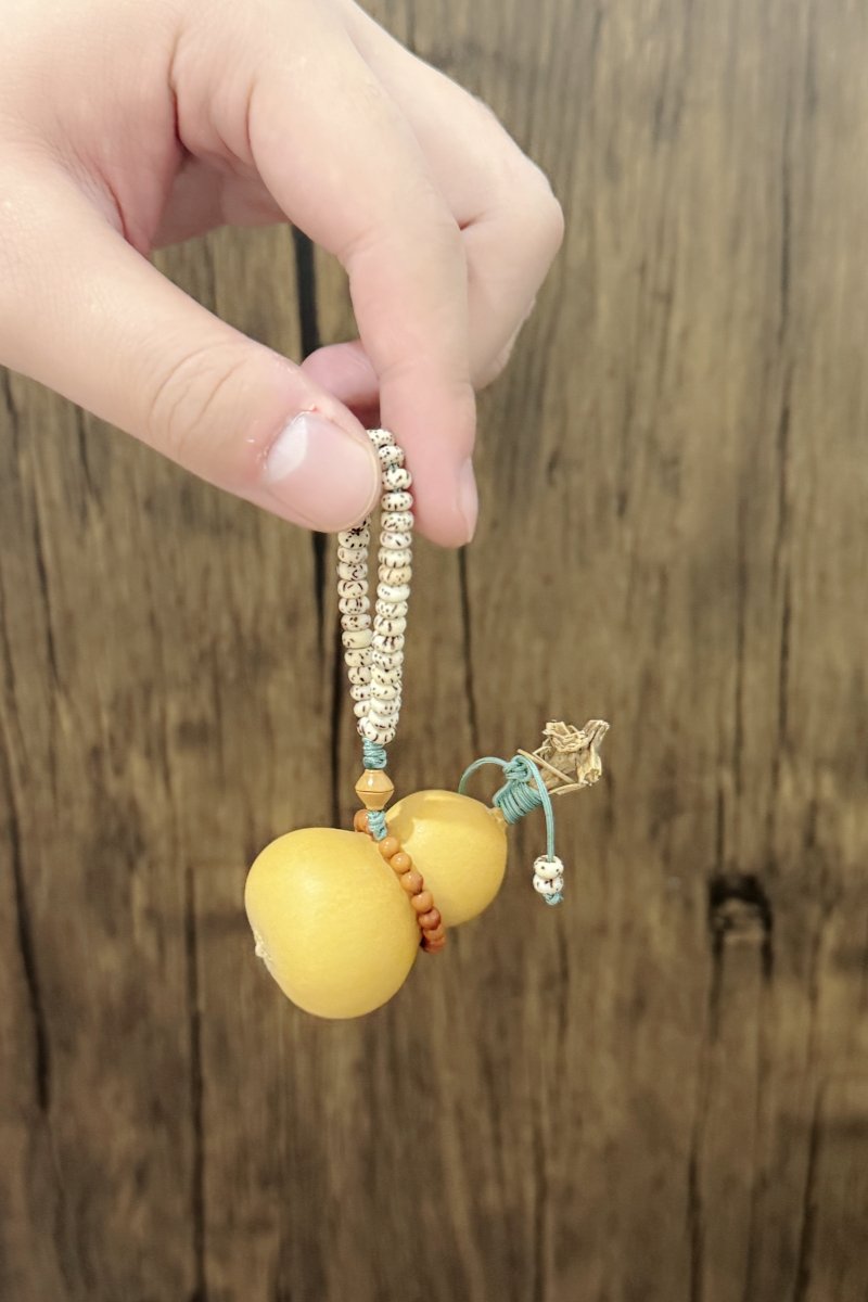 Natural gourd hand twisting